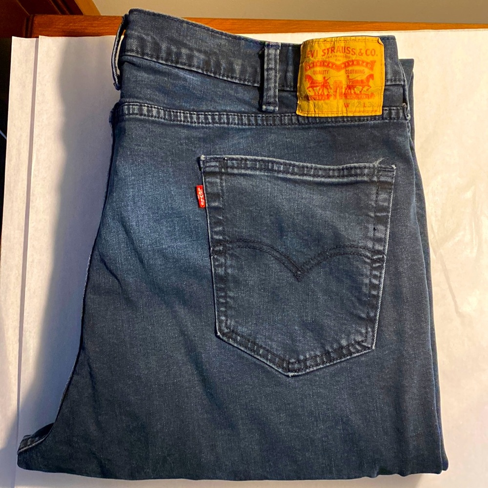 Dark Wash 514 42x32 Levi’s. Great quality. Worn twice. Like new.